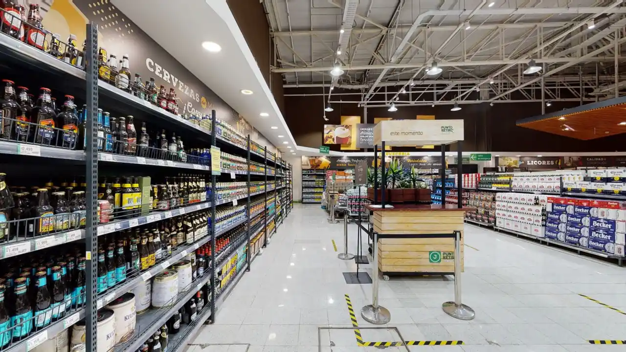 Pasillo de cervezas y licores de la sala de supermercado digitalizada para CCU